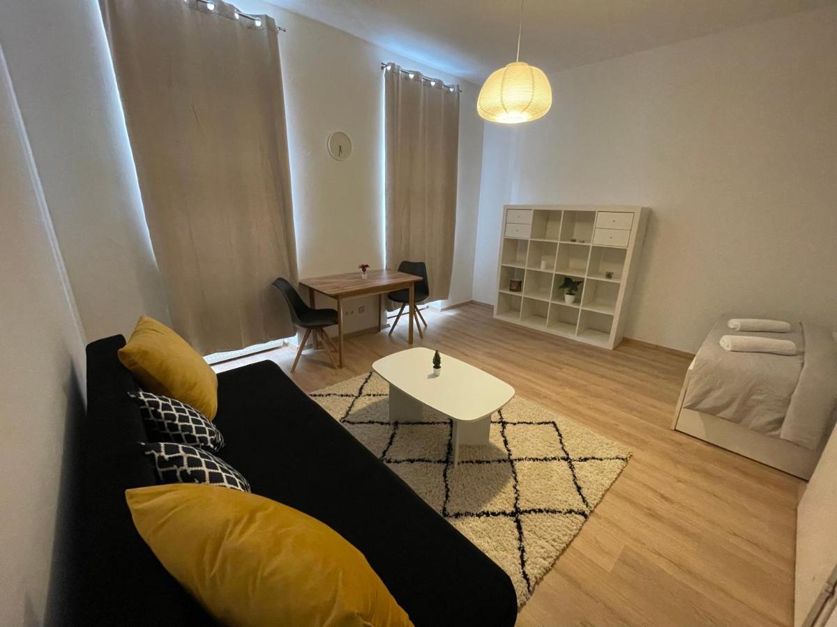 Cozy 8-person In Located At Haberlgasse 82 N1 Wien